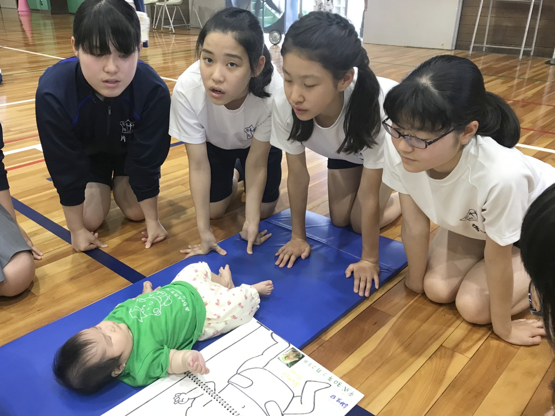 中学２年 保健体育の授業に赤ちゃん先生が来校しました 大阪女学院