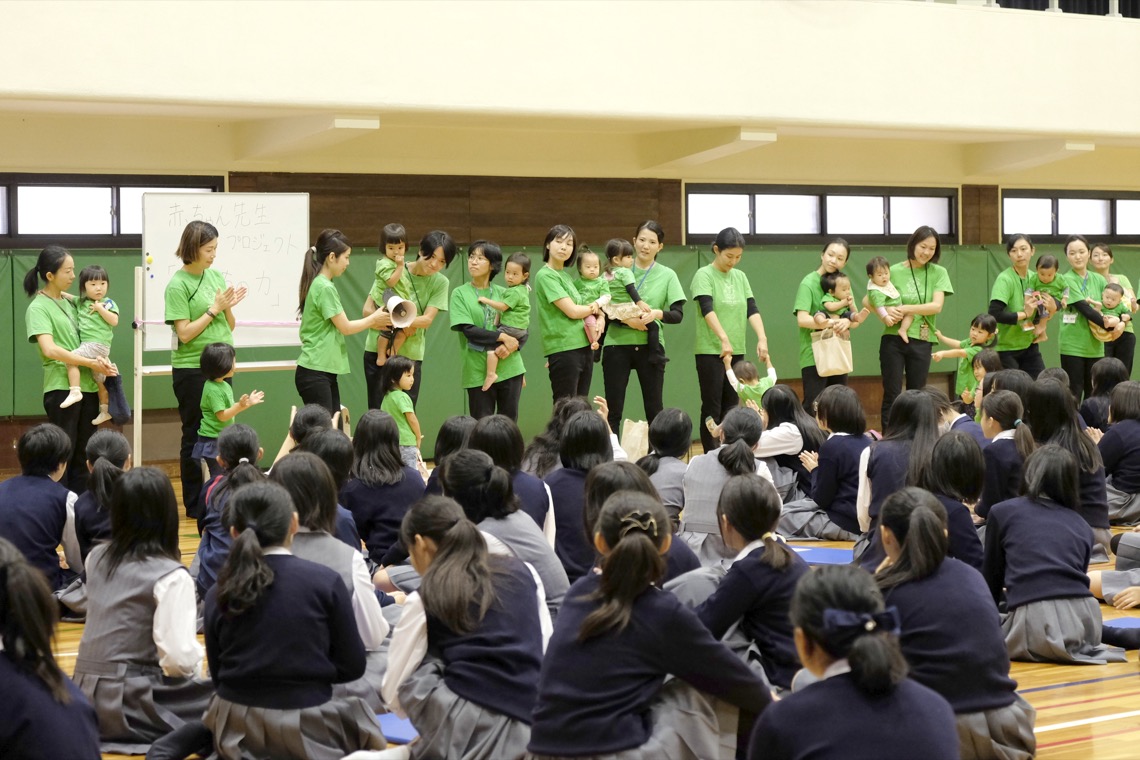 画像：中学２年対象 赤ちゃん先生を行いました